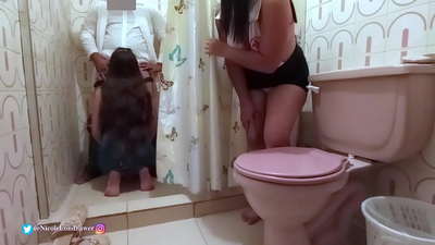 රෝහලේ නානකාමරයේ සිටින වෛද්යවරයා රෝගියාට කෙලවන බව හෙදිය සොයා ගනී / 1 කොටස / NicoleLondrawer / Chiquicandy